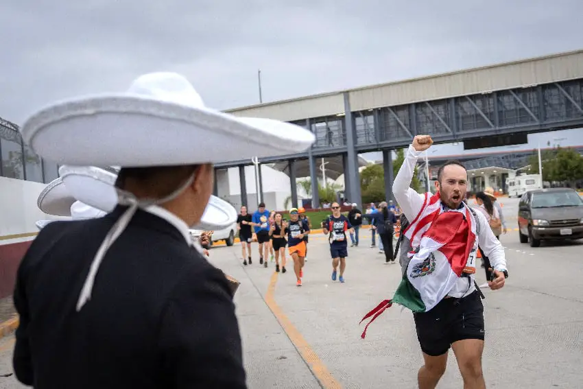 Un corredor en una carrera de biatlón en Tijuana