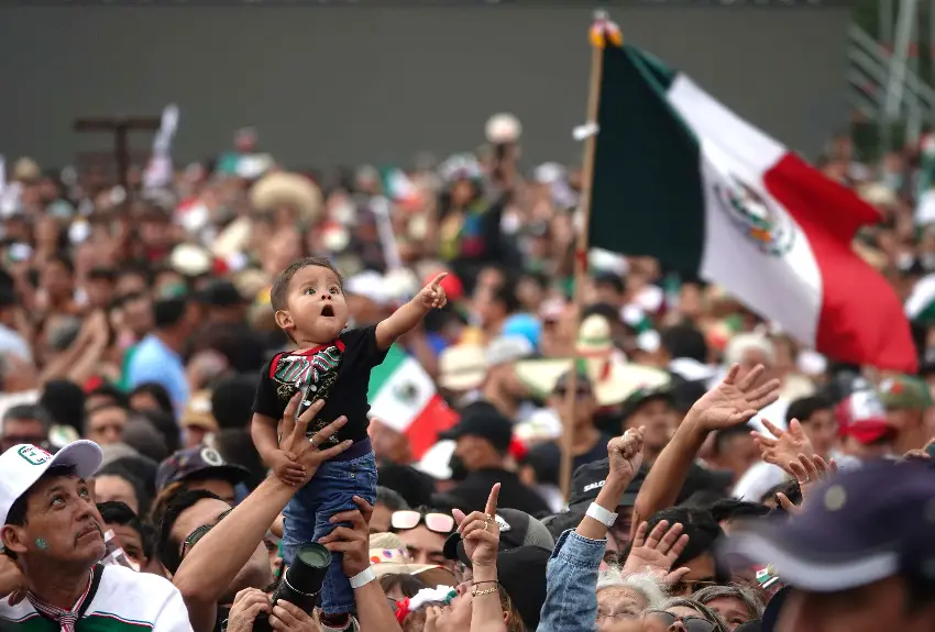 Crowd in the zócalo square of Mexico City before the "grito"