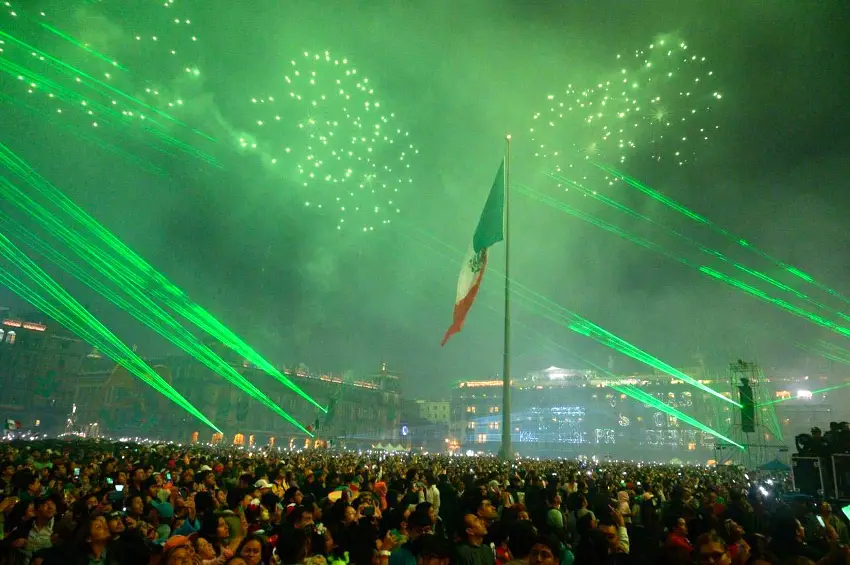 Fuegos artificiales en el zócalo de la Ciudad de México