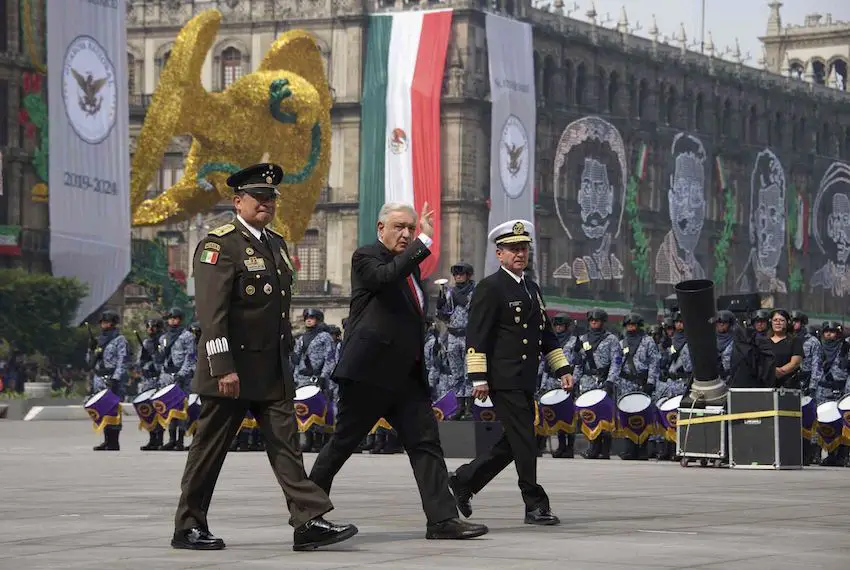 President López Obrador walks with the directors of Sedena and Semar during the Independence Day military parade on September 16, 2024.