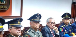 Sinaloa commanders with the governor at a press conference