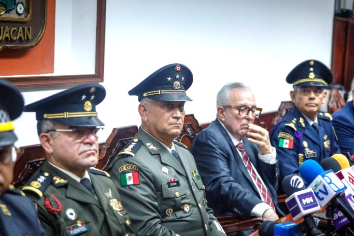 Sinaloa commanders with the governor at a press conference