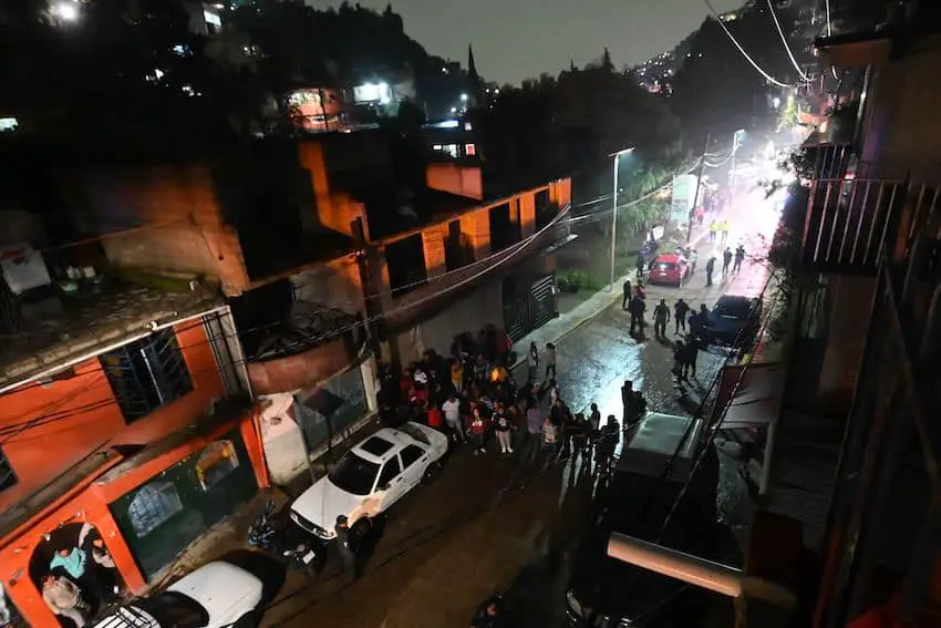 A hilltop that straddles the La Raquelita and Emiliano Zapata neighborhoods in western Naucalpan gave way on Monday night, killing six. 