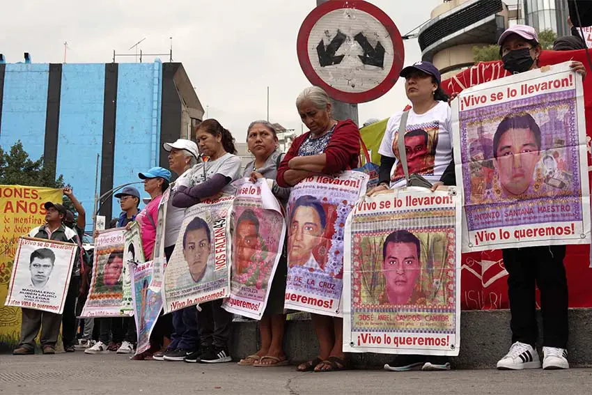 Las madres de los 43 estudiantes secuestrados de Ayotzinapa protestan en la Ciudad de México con carteles con fotografías de sus hijos desaparecidos, diciendo "Vivos se los llevaron, vivos los queremos."