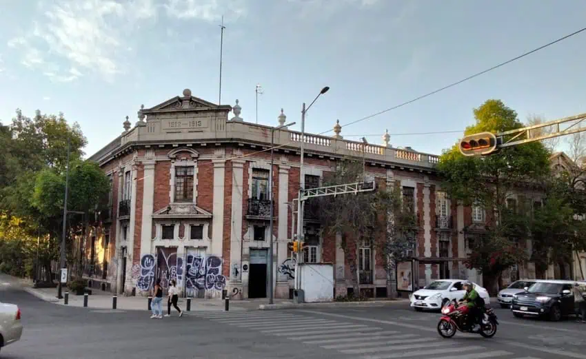 Exterior of the Edificio Mascota in La Juárez, Mexico City