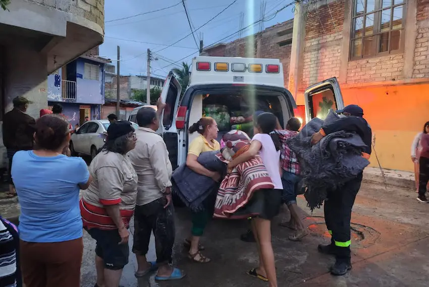 Residents of Chilpancingo received blankets and other essential items from local civil protection authorites. 