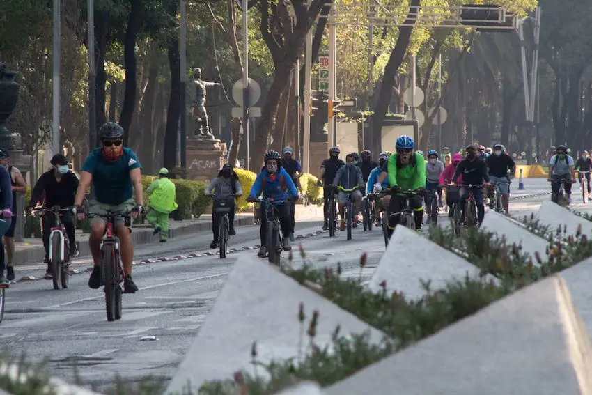 Cyclists on Paseo de La reforma, through Colonia Cuauhtémoc guide