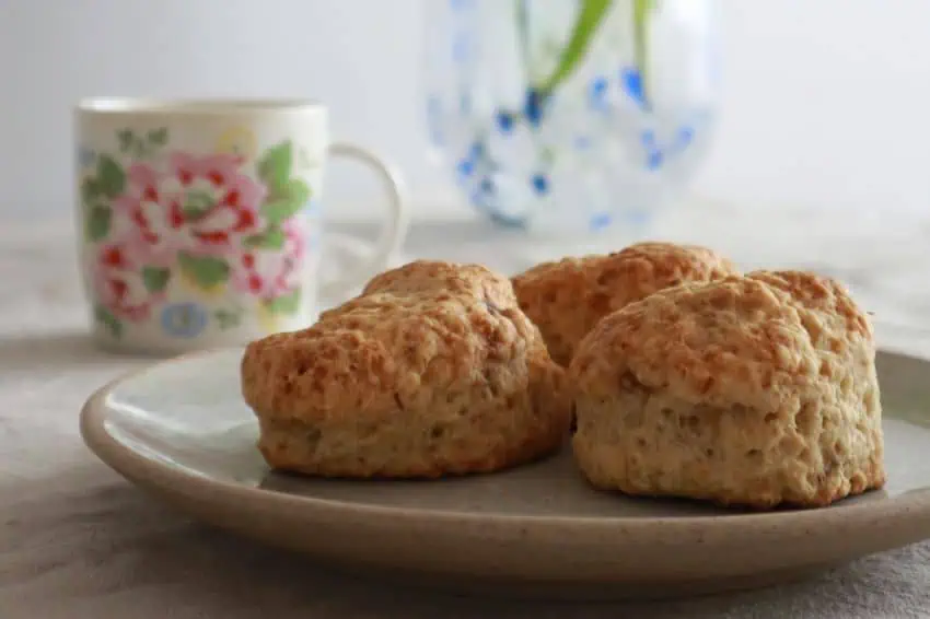 Scones típicos en un plato