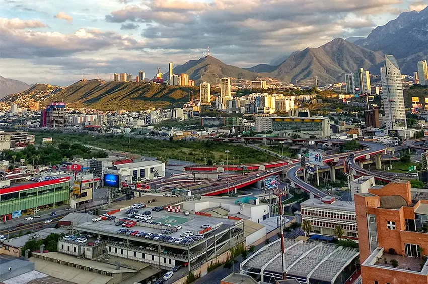 Un paisaje urbano de Monterrey, Nuevo León, el punto final de una línea de tren propuesta que conecta con Texas