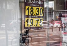 A sign in Mexico City displays the peso-dollar exchange rate.