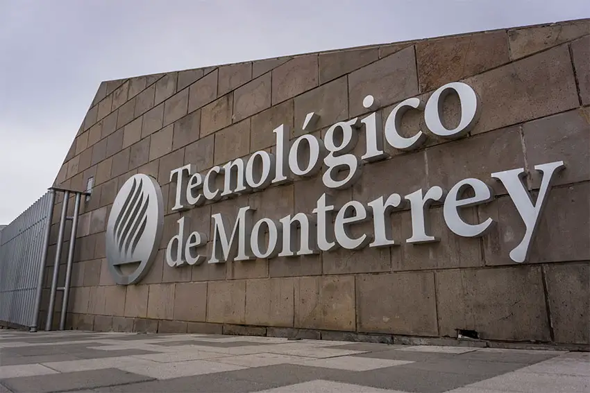 Una pared con letras en 3D con el nombre Tecnológico de Monterrey y el logo de la universidad.