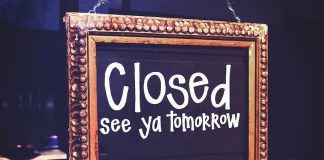 A closed tomorrow sign showing time expressions in Spanish