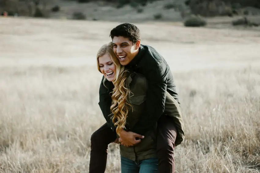 Una pareja de mujer americana y hombre mexicano.