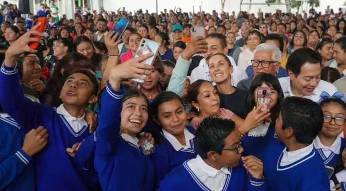 Sheinbaum with school children during an event to announce the scholarship