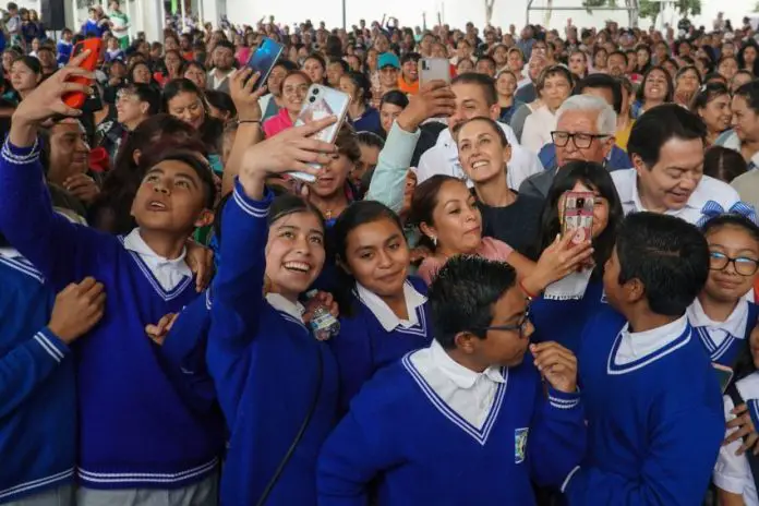 Sheinbaum with school children during an event to announce the scholarship