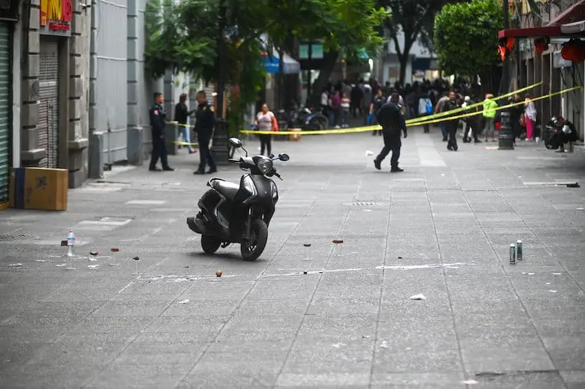 A lone gunman attempted to murder vendors' association leader Diana Sánchez Barrios on Thursday in the historic center of Mexico City. 