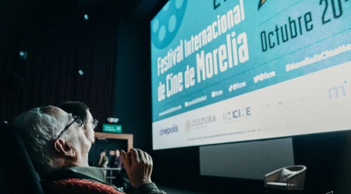 A older man looks up at screen that reads "Festival Internacional de Cine de Morelia" at the 2024 Morelia International Film Festival