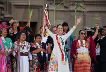 President Sheinbaum wore a dress designed by Oaxaca artisan Claudia Vásquez Aquino.