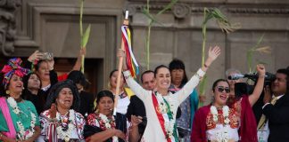 President Sheinbaum wore a dress designed by Oaxaca artisan Claudia Vásquez Aquino.