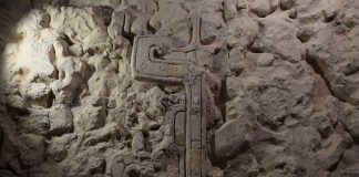 A stucco relief of the Kaanu’l dynasty in Dzibanché featuring a serpent