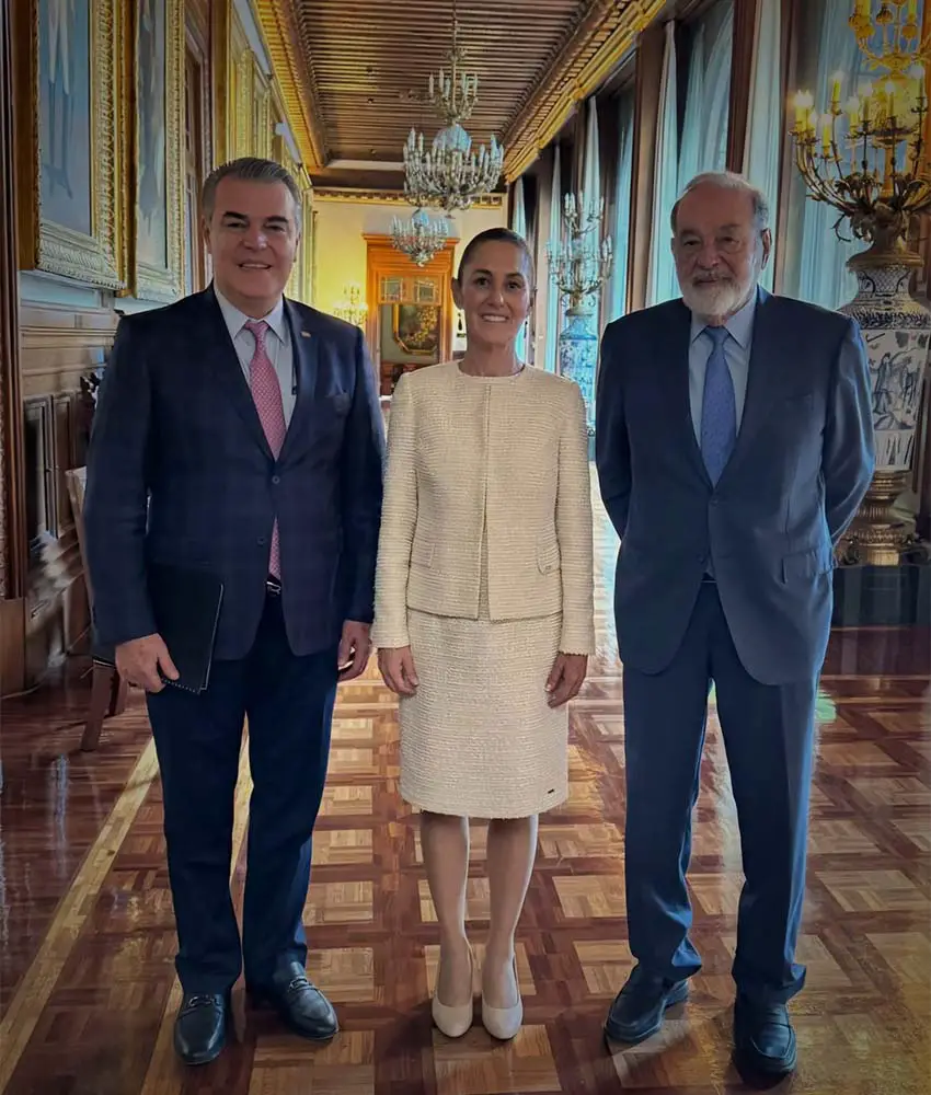 Francisco Cervantes, Claudia Sheinbaum and Carlos Slim all stancing in a room of Mexico's National Palace.