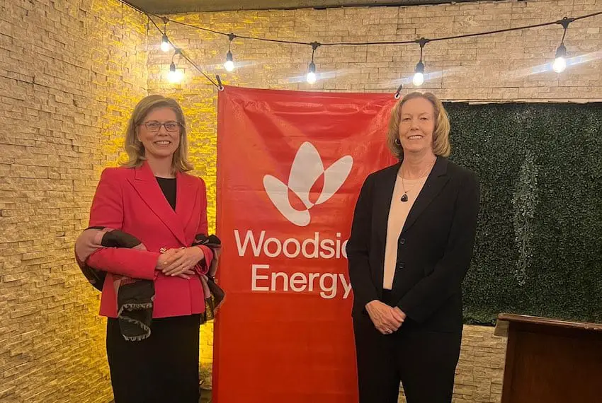 La embajadora de Australia en México, Rachel Moseley, con la directora ejecutiva de Woodside Energy, Meg O'Neil, durante un evento de celebración en la Ciudad de México. 