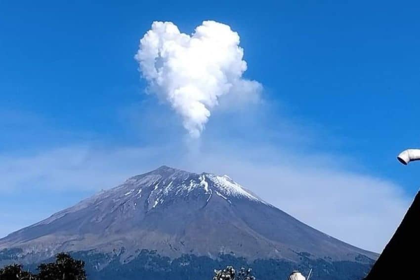 La tarde del miércoles, Popocatépetl emitió una enorme fumarola que se partió por la mitad y finalmente tomó la forma de un corazón gigante.