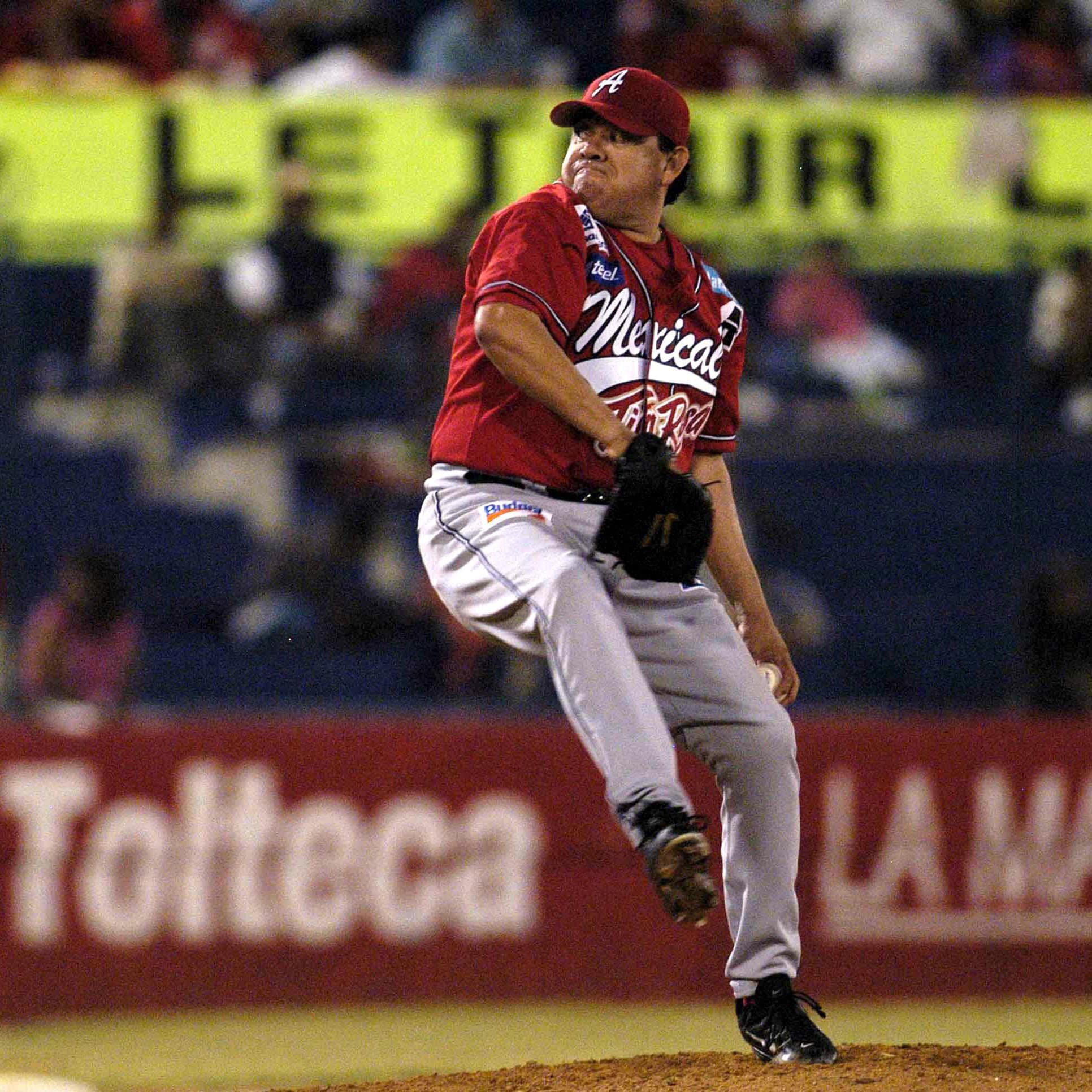 Fernando Valenzuela in a Aguilas de Mexicali baseball uniform, in mid-pitch during a game.