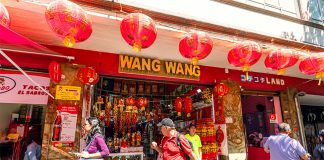 A Chinese import store in Mexico City China town, next to a taco shop