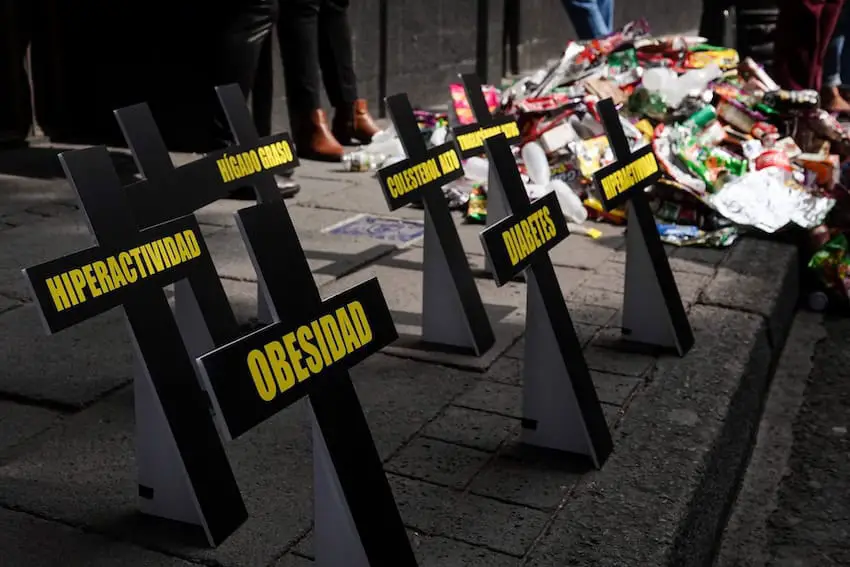 Protest by the organizations Consumer Power and the Network for Children's Rights in Mexico to denounce the large amount of processed products that are sold in schools.