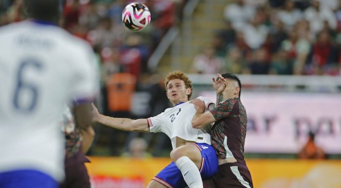 Mexican player disputes a ball with the American opponent.