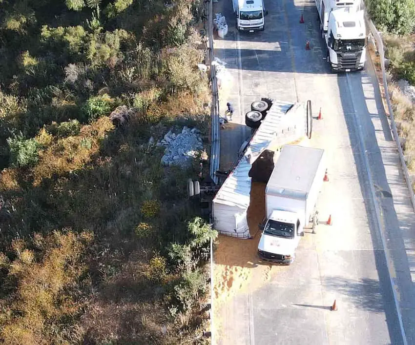 Bus falls into ravine after collision with tractor-trailer, leaving 24 dead and several injured. The authorities are working to restore traffic on the Zacatecas-Aguascalientes highway. 