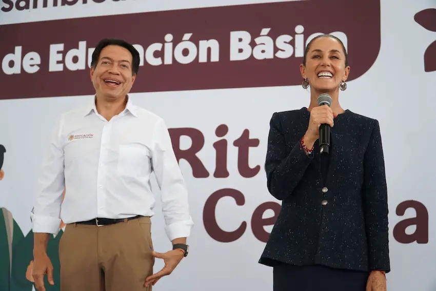 Mario Delgado and Claudia Sheinbaum present Scholarship Rita Cetina at "Moisés Sáenz" Elementary School.