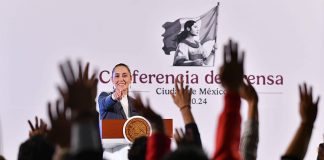 President Sheinbaum points to the press at her morning briefing