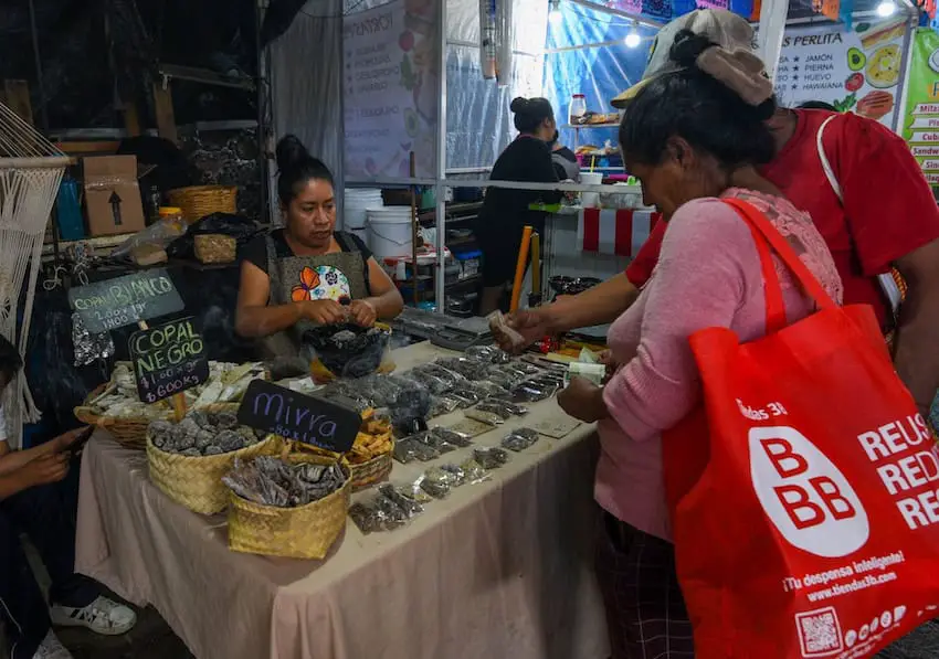 The smells, colors and flavors mix in the days leading up to the celebration of the Day of the Dead in Malinalco, with the market that is set up where people can find waxes, bread, incense, flowers, fruit, alfeñique that they will use for their offerings.