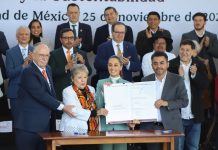 Mexico's President Claudia Sheinbaum and Environment Minister Alicia Bárcena with several of Mexico's governors at the signing of a water-use pact with the federal government. Most of the governors are applauding