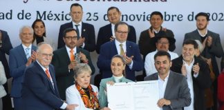 Mexico's President Claudia Sheinbaum and Environment Minister Alicia Bárcena with several of Mexico's governors at the signing of a water-use pact with the federal government. Most of the governors are applauding