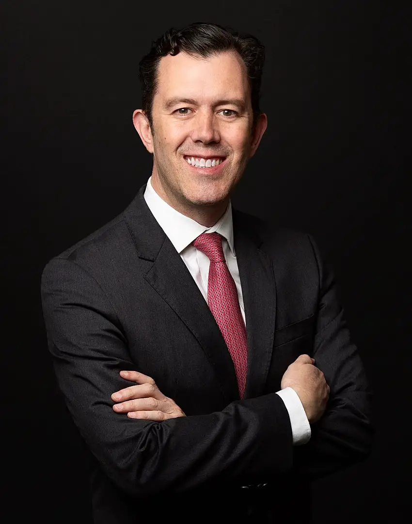 Larry Rubin, president of the American Society of Mexico, posing for a studio photo.