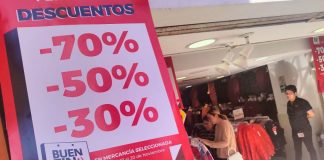 A poster advertises discounts of 30% to 70% in a clothing store for Buen Fin 2024