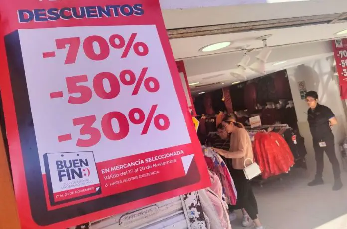 A poster advertises discounts of 30% to 70% in a clothing store for Buen Fin 2024