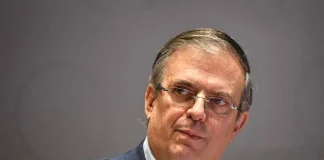 Marcelo Ebrard in front of a microphone looking half sideways