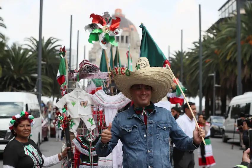 Merchants of patriotic items, such as flags and tricolor hats, officially started their harvest tolerated in the Center, with a parade that started from the Monument to the Revolution towards the Zócalo.