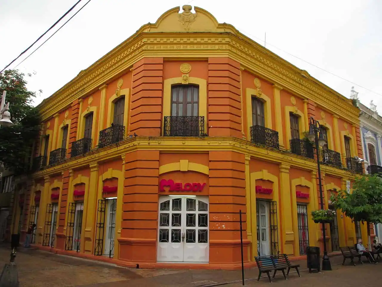 Façade of Banco de México building, Villahermosa. 