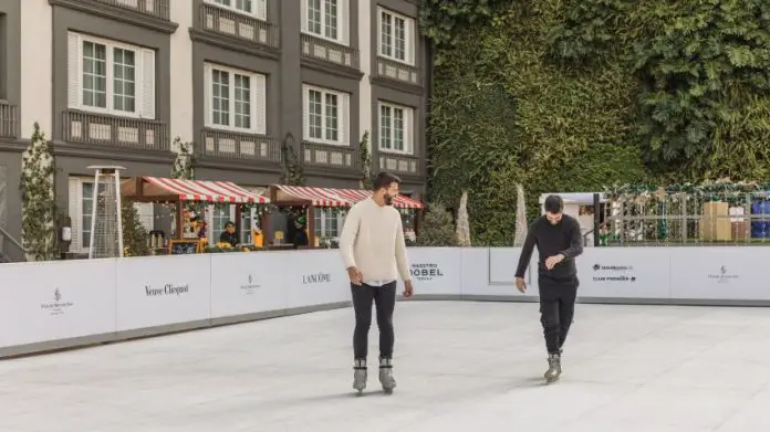 Two people ice skating at the Four Seasons in Mexico City