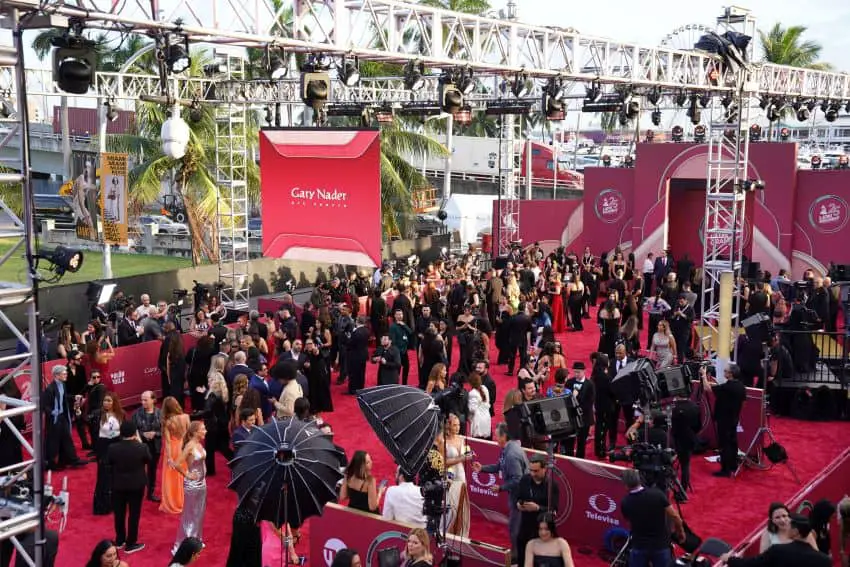 Photographers and celebrities crowd the red carpet at the Latin Grammys