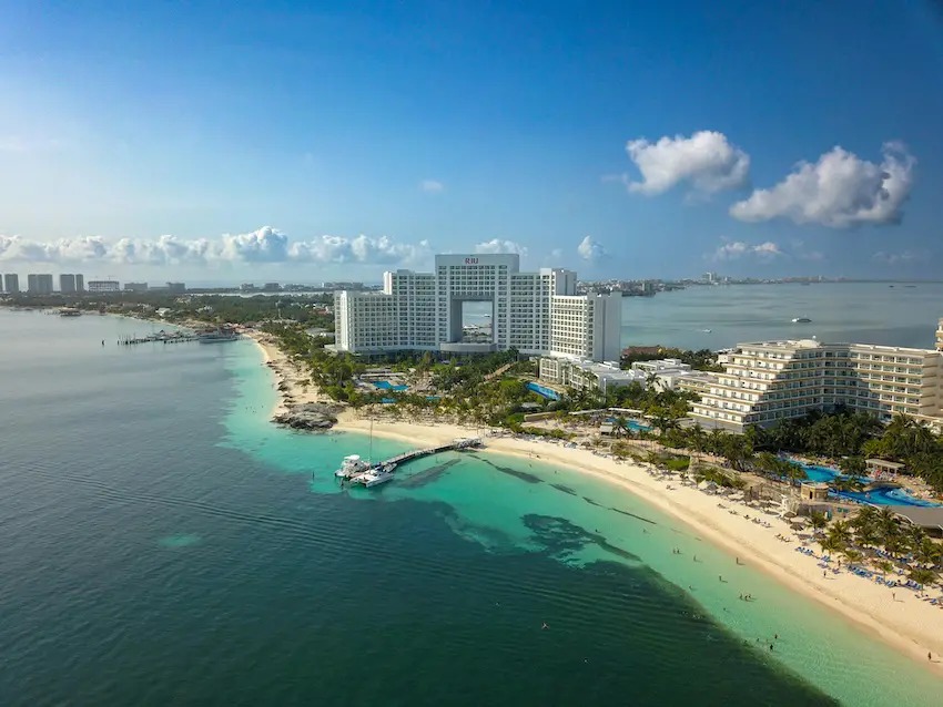 Panoramic view of Cancún's beaches. 