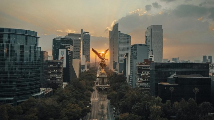 Panoramic view of one of Mexico City's major landmark: Ángel de la Independencia and surrounding skyscrapers