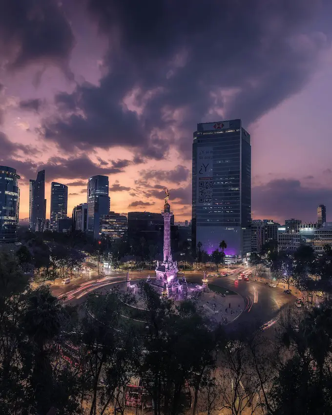 Panoramic view of Paso de la Reforma at dusk.