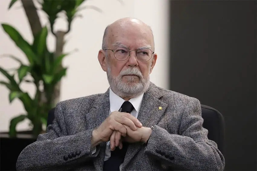 A portrait of Mexican Supreme Court Justice Juan Luis González Alcántara Carrancá with white beard and glasses