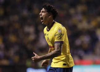 Kevin Álvarez celebrating a goal during the match between the Águilas del América and the Rayados del Monterrey, corresponding to the final of the first leg of the Apertura 2024 tournament of the BBVA MX League, held at the Cuauhtémoc Stadium.